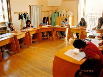 Una classe steineriana a lavoro sui banchi costruiti artigianalmente dagli studenti: qui infatti viene data grande importanza ai lavori manuali 